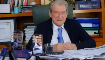 BERISHA JASHTË, BARDHI BRENDA, ÇFARË SINJALI DHA AMBASADA AMERIKANE