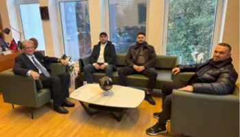 Berisha përpiqet të përgënjeshtrojë listën e dhunuesve, por pamjet e tradhtojnë! Një prej të ndaluarve në fotografi me të në zyrën e tij, më 2021 ishte edhe…