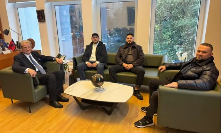 Berisha përpiqet të përgënjeshtrojë listën e dhunuesve, por pamjet e tradhtojnë! Një prej të ndaluarve në fotografi me të në zyrën e tij, më 2021 ishte edhe…