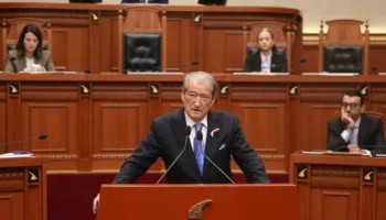 Berisha: Po shuani bashkitë me një votë, po i hiqni shqiptarëve shërbimet dhe investimet!