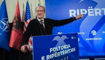 Berisha publikon pamjet nga Korça, qytetarët i kthehen ashpër: Pse nuk të ftoi ambasadori amerikan në pritje?