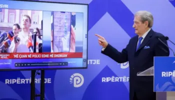 Berisha publikon pamjet: Studenti protestues i mjekësisë i dha Ramës përgjigjen më të shkëlqyer