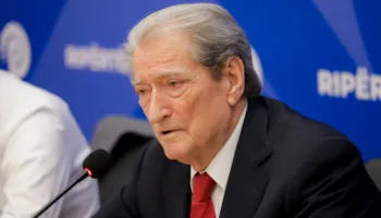 Berisha: Të enjten në ora 10:00 të gjithë në protestë kombëtare pa simbole para parlamentit