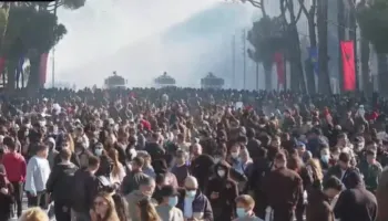 “Beteja” zhvendoset te Kryeministria/ Protestuesit hedhin molotovë, policia ndërhyn me gaz lotsjellës dhe autobotë me ujë