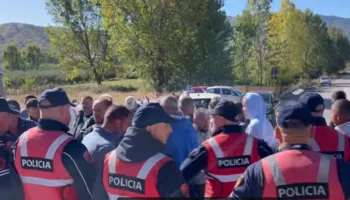 Betejë për ujin e Burimasit në Maliq, banorët e fshatit i zënë rrugën ndërtimit të ujësjellësit dhe përplasen me Policinë!