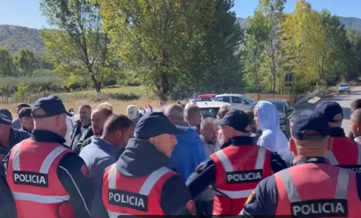 Betejë për ujin e Burimasit në Maliq, banorët e fshatit i zënë rrugën ndërtimit të ujësjellësit dhe përplasen me Policinë!