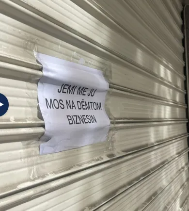 Bizneset në Tiranë ulin qepenat, thirrje protestuesve: Jemi me ju, mos na dëmtoni