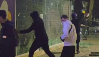 Bizneset sërish në shënjestër, protestuesit thyejnë xhamat e dyqanit të një kompanie celulare (VIDEO)
