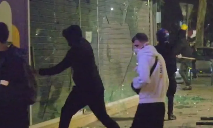 Bizneset sërish në shënjestër, protestuesit thyejnë xhamat e dyqanit të një kompanie celulare (VIDEO)