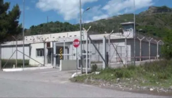 BKH kontrolle në paraburgimin e Bradasheshit, gjenden celularë. Mes të izoluarve edhe Ergys Agasi
