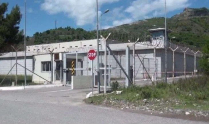 BKH kontrolle në paraburgimin e Bradasheshit, gjenden celularë. Mes të izoluarve edhe Ergys Agasi