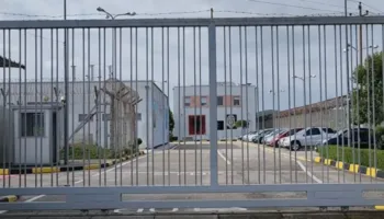 BKH kontrolle në paraburgimin e Bradasheshit ku mbahet dhe Ergys Agasi, sekuestrohen telefona