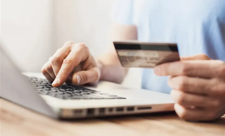 Blerjet online, projektligji ndalon komentet e rreme dhe vlerësimet që mashtrojnë konsumatorët