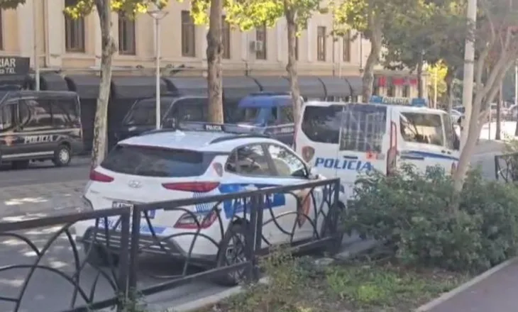 “Blindohet” perimetri i Kuvendit, autobotë uji dhe forca të shtuara policore në terren