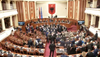 Bllokim foltoreje dhe goditje e tavolinave nga deputetët e PD, socialistët votojnë me shpejtësi ligjet