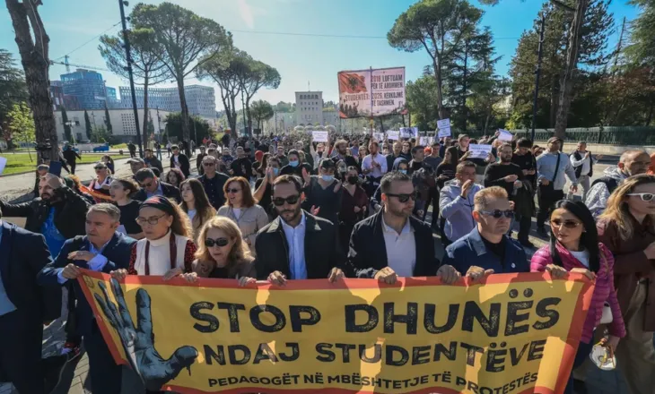 Bloomberg: Revolta studentore hyn në javën e dytë, protestuesit shtohen dhe të rinjtë nuk tërhiqen