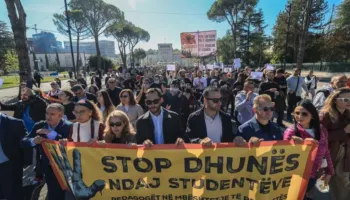 BLOOMBERG: Revolta studentore hyn në javën e dytë, protestuesit shtohen, të rinjtë nuk tërhiqen