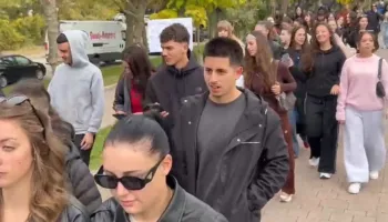 Bojkot në Universitetin e Korçës, pedagogët dhe studentët marshojnë në rrugët e qytetit