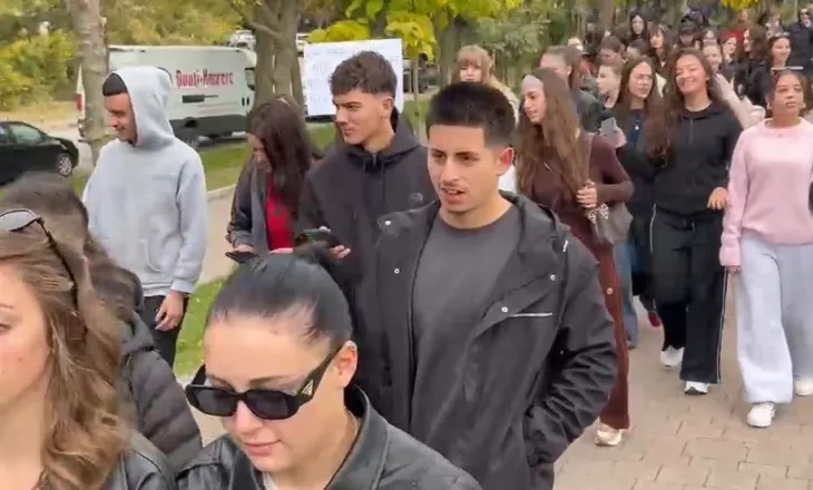 Bojkot në Universitetin e Korçës, pedagogët dhe studentët marshojnë në rrugët e qytetit