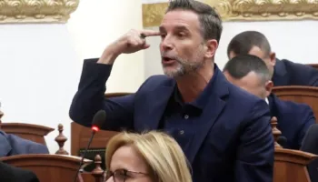 Braçe i del kundër PS-së për shkrirjen e Bashkive, sfidon Kushin: Do flas edhe pa mikrofon!