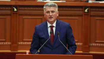 “Braçe zinte kokën me grushte”/ Satira e Gjekmarkajt për Territorialen: Ç’qamet po vjen?