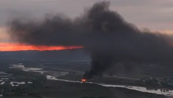 Bradashesh, re tymi nga djegia e gomave përgjatë Shkumbinit, alarm për ndotjen e ajrit