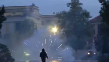 Breshëri fishekzjarrësh drejt policisë në sheshin ‘Skënderbej’, tensionet vijojnë në Tiranë (VIDEO)
