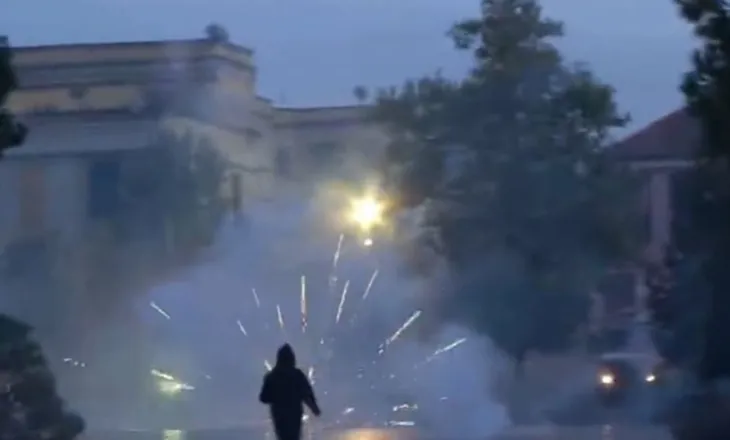 Breshëri fishekzjarrësh drejt policisë në sheshin ‘Skënderbej’, tensionet vijojnë në Tiranë (VIDEO)