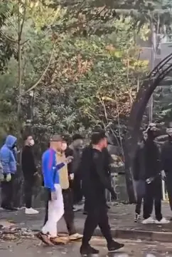 Breshëri molotovësh drejt policisë! Stresi në krye të protestuesve, këtë herë pa maskë