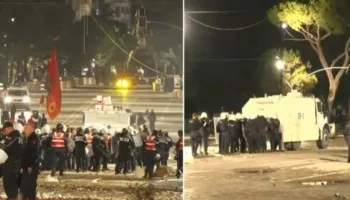 Bulevardi Dëshmorët e Kombit në ‘arenë lufte’, protestuesit me maska u hedhin mbrapsht gazin lotsjellës efektivëve