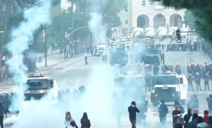 Bulevardi kthehet në arenë ”lufte”, protestuesit nuk tërhiqen