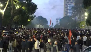 Bulevardi plot me protestues, hidhen lëndë piroteknike. Policia lëshon gaz lotsjellës pa masë