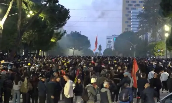 Bulevardi plot me protestues, hidhen lëndë piroteknike. Policia lëshon gaz lotsjellës pa masë