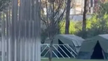 Çadrat misterioze te Kryeministria, çfarë po përgatitet në kulmin e protestave?