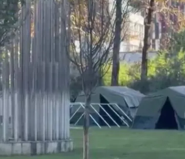 Çadrat misterioze te Kryeministria, çfarë po përgatitet në kulmin e protestave?