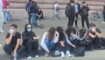 “Çaf-çuf, treni i gjatë, veç për Edin vjen çdo natë”, të rinjtë ironizojnë Ramën me këngë para Kryeministrisë