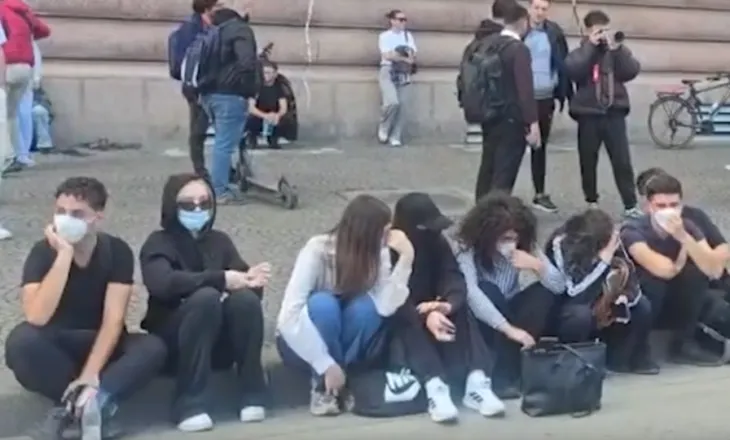 “Çaf-çuf, treni i gjatë, veç për Edin vjen çdo natë”, të rinjtë ironizojnë Ramën me këngë para Kryeministrisë