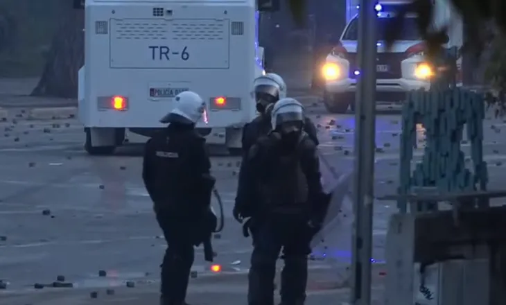 Çfarë ndodhi në 6 orë kaos në Tiranë? Protestuesit e maskuar me molotovë, gurë e flakë kundër institucioneve, bankave dhe bizneseve