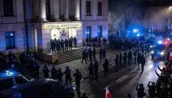 Çfarë ndodhi në Poloni? Pretendime për “grusht shteti”, kaos jashtë Gjykatës Kushtetuese, Presidenti ndërpret udhëtimin