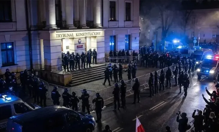 Çfarë ndodhi në Poloni? Pretendime për “grusht shteti”, kaos jashtë Gjykatës Kushtetuese, Presidenti ndërpret udhëtimin