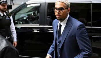 Chris Brown dënohet me 8 muaj burg me kusht, sulmoi producentin muzikor në një klub të Londrës