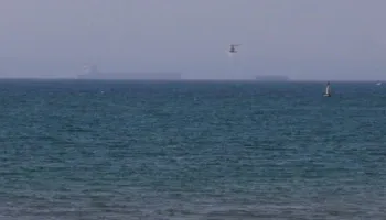 Cisterna e naftës përfshihet nga flakët në Ngushticën e Hormuzit pas goditjes nga një minë detare