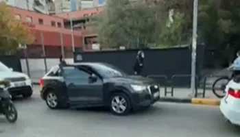 Civilë me maska të zeza futen nëpër lagje – U turren këmba-këmbës qytetarëve për t’i arrestuar