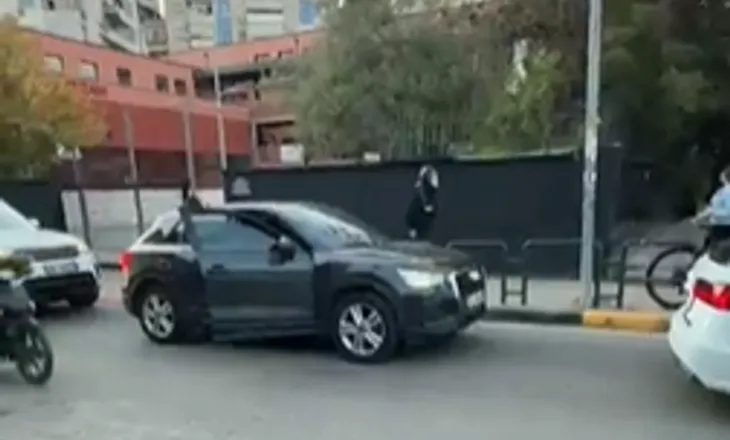 Civilë me maska të zeza futen nëpër lagje – U turren këmba-këmbës qytetarëve për t’i arrestuar