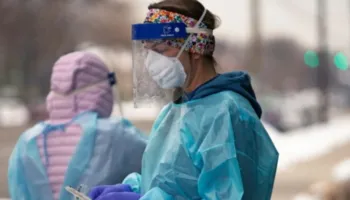 Covid-19 rikthehet në vëmendje në Britani, rriten shtrimet në spital nga nënvarianti XFG