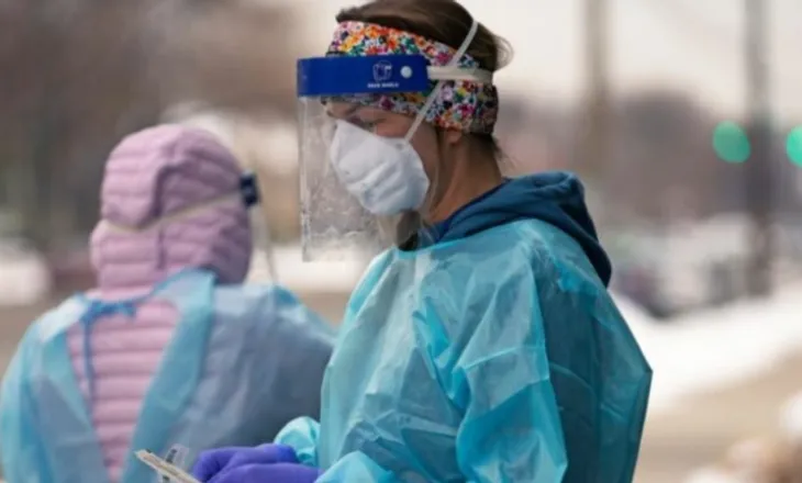 Covid-19 rikthehet në vëmendje në Britani, rriten shtrimet në spital nga nënvarianti XFG