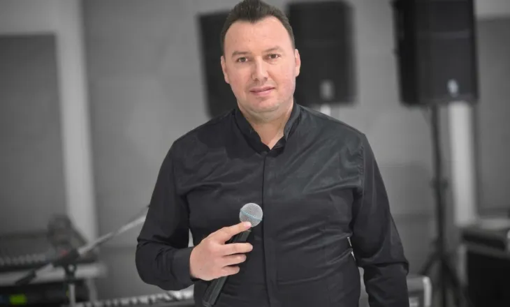 Dalin detaje të reja nga arrestimi i këngëtarit fierak, Erind Xhaferi u procedua edhe dy vite më parë për ngacmim seksual!