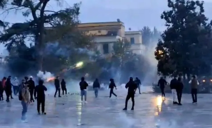 Dalin përa Gjykatës së Tiranës 22 protestues të arrestuar, 12 prej tyre lihen në detyrim paraqitje (EMRAT)