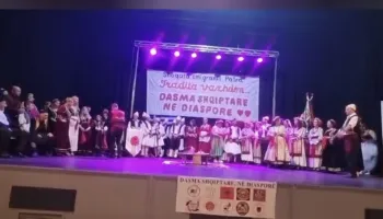 “Dasma shqiptare në diasporë”, festa që bashkoi shqiptarët në Patra. Historia e Kristiana Veliut, 20 vite në shërbim të gjuhës shqipe në Greqi