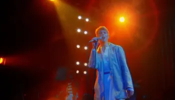 David Bowie rikthehet në skenë përmes një koncerti gjithëpërfshirës në Berlin